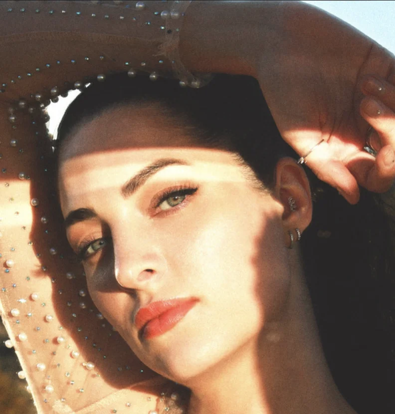 Ellie Rivers soars with inspiring new single, “Weightless”
