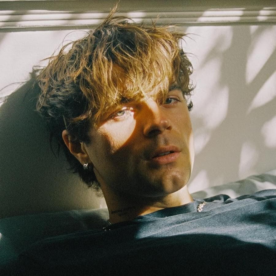 Joshua Golden paints a love tale in “St. Louis, Missouri”