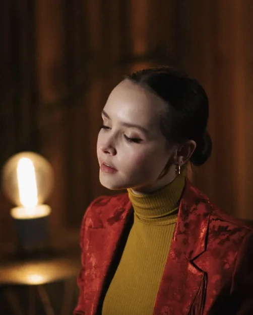 Mathilde Widding casts a fascinating magic with “Spells Me Under”