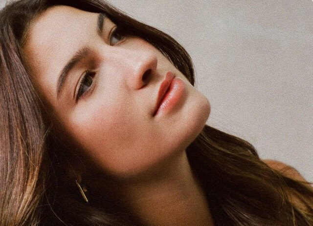 Zoë Ferris releases a new single, “Pushing Daisies”