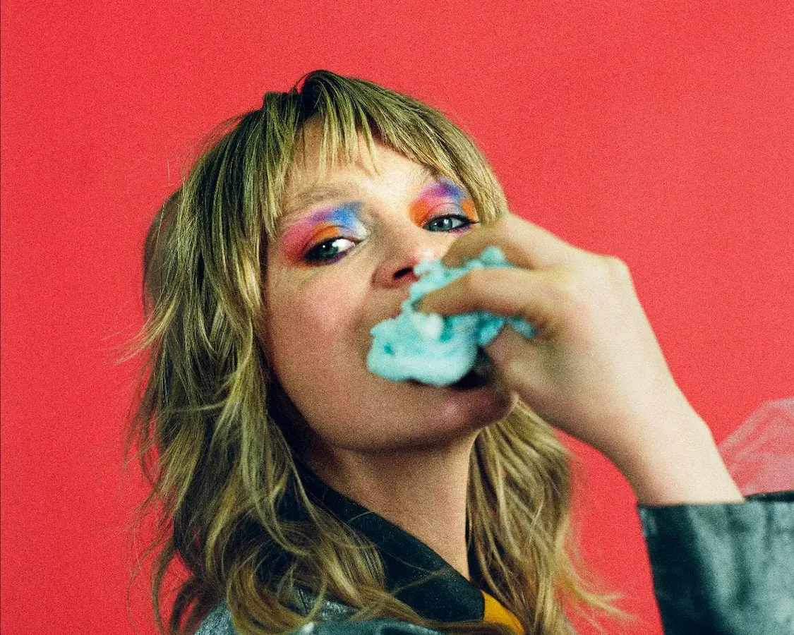 Billy Nomates goes through times in new single “Plans”