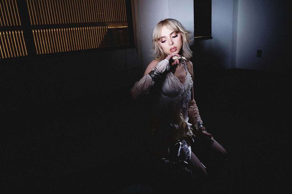 Sophie powers releases addictive new anthem “move with me”