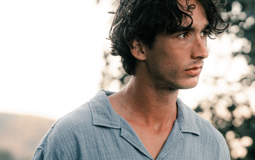 Dom Moore delivers self-reflective new single “Actors”