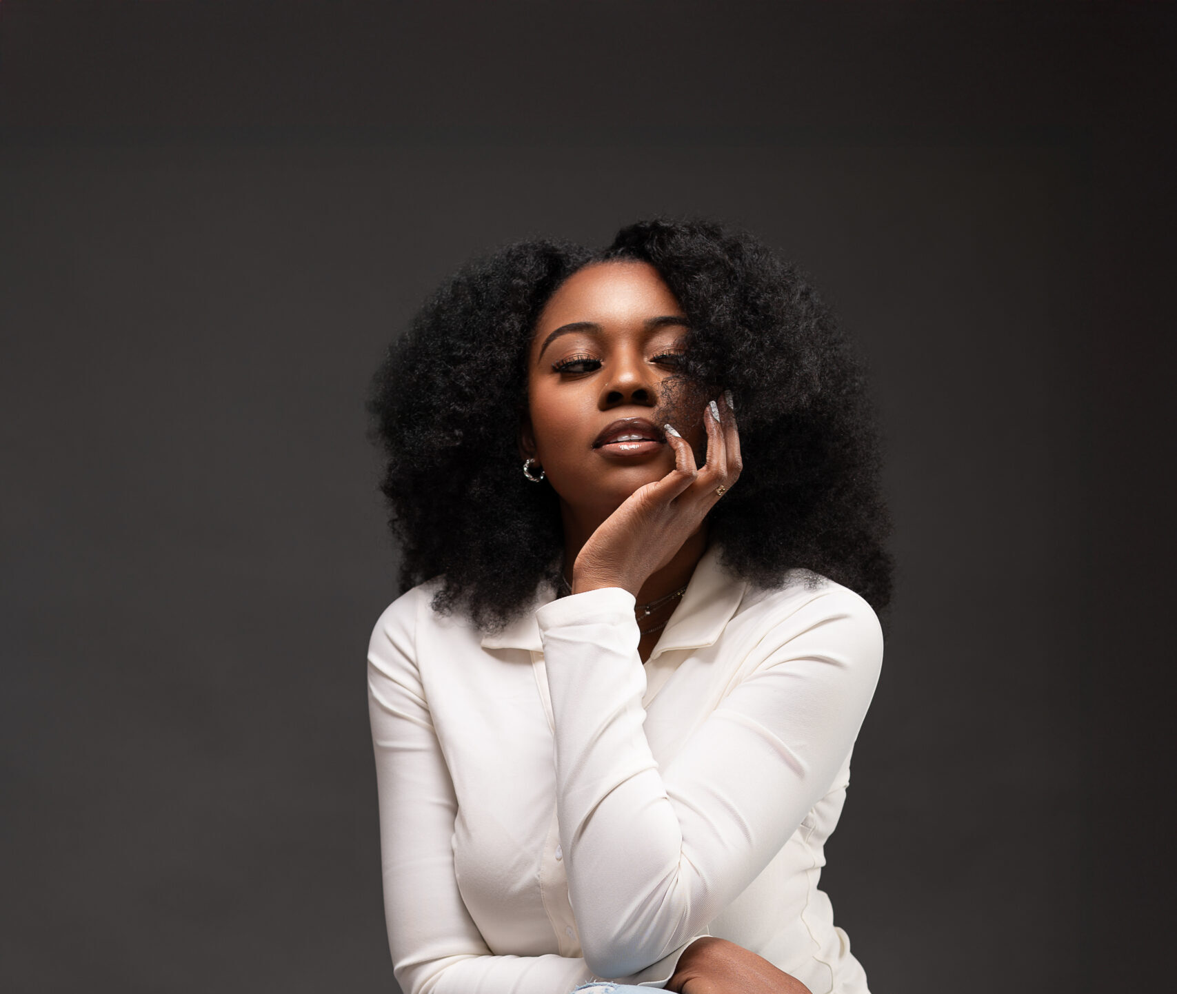 Tsharna lingers in love with dreamy new single “Stay”