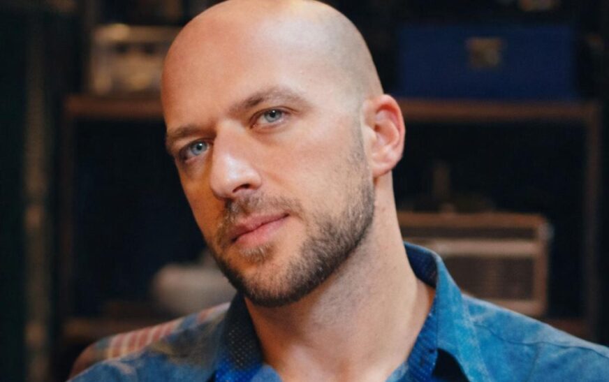 Ari Fraser delivers an emotional new new chapter with “Please Let Me In”