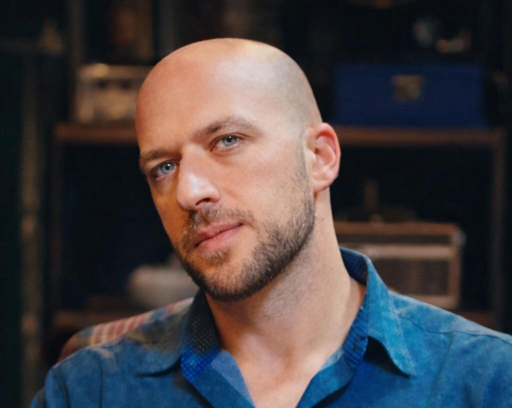 Ari Fraser delivers an emotional new new chapter with “Please Let Me In”