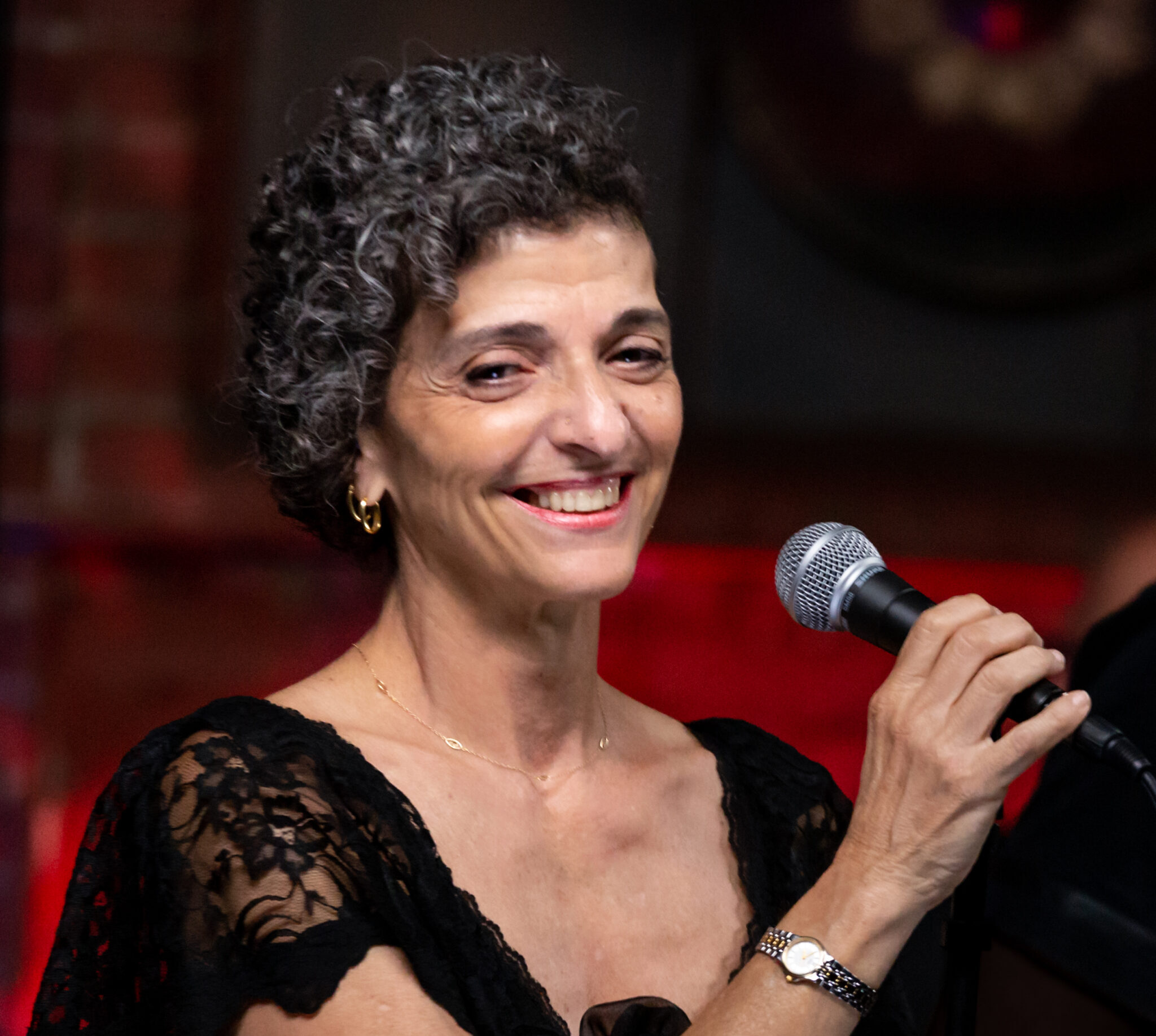 Julie Slim captures the fragility of time in reflective track “Time Flies”