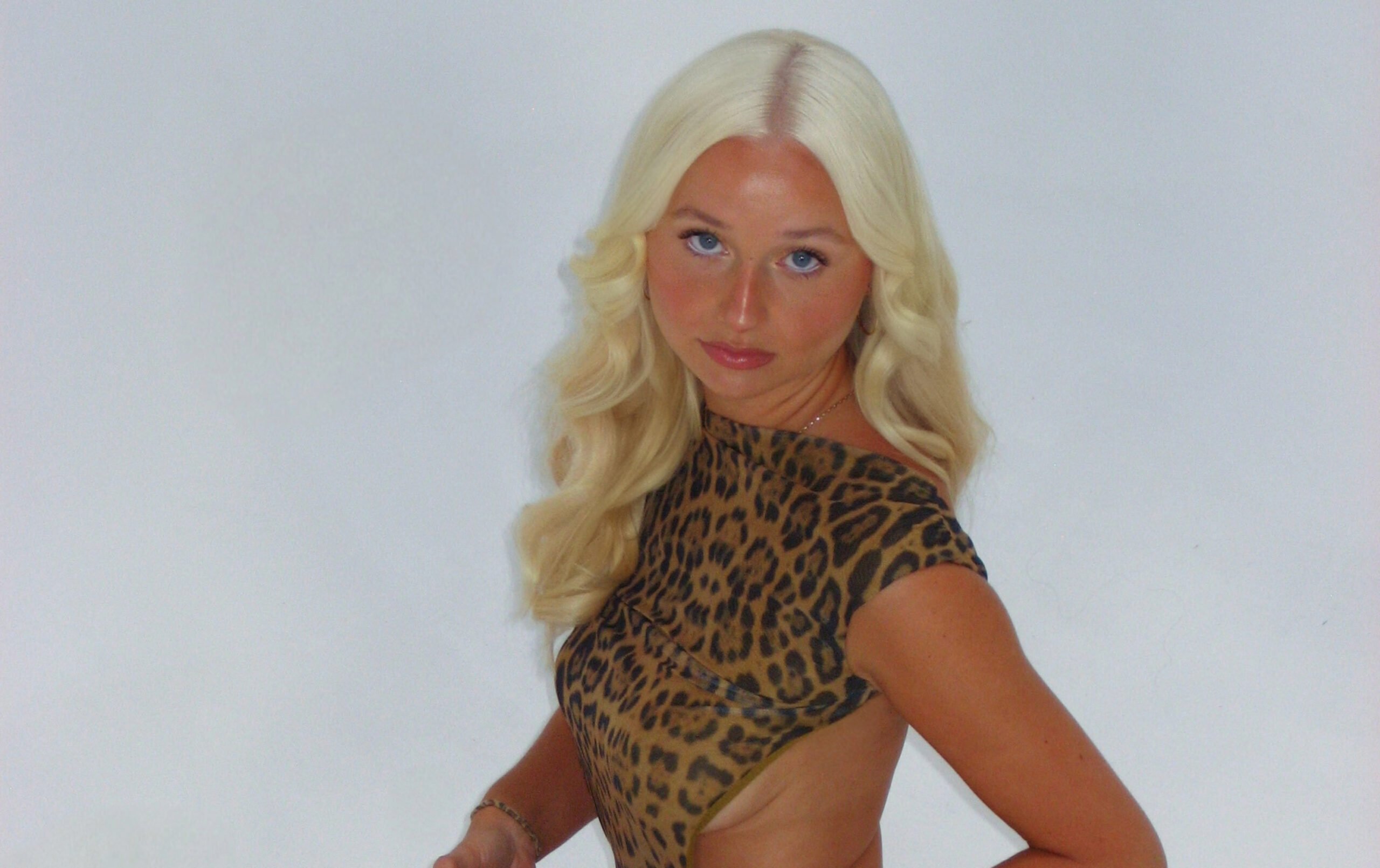 Amy Solylo transforms heartbreak into country-pop anthem “He Wants Me (Dead)”