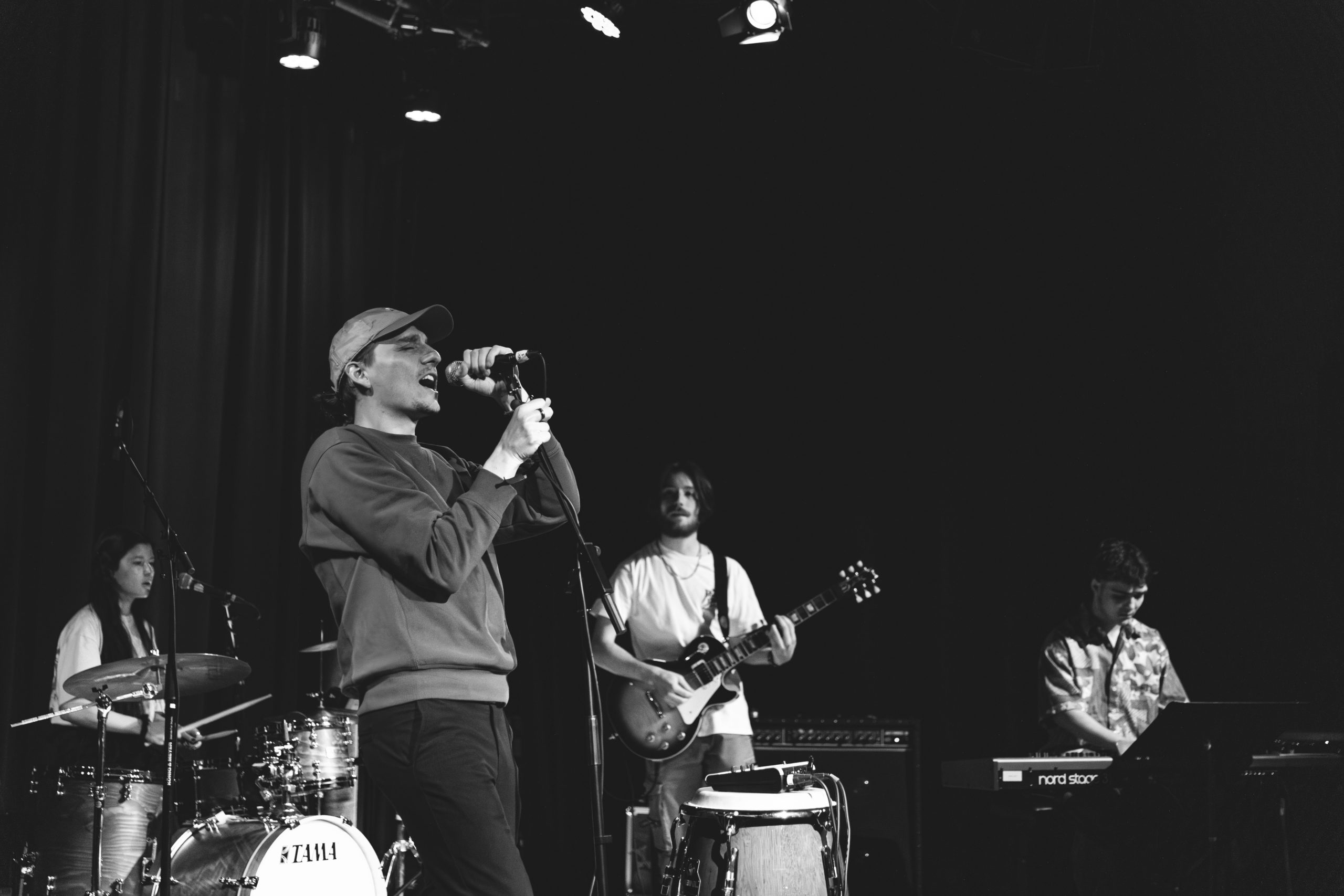 Klairos finds emotional clarity in new single “J’parle même pas anglais mdr (27)”