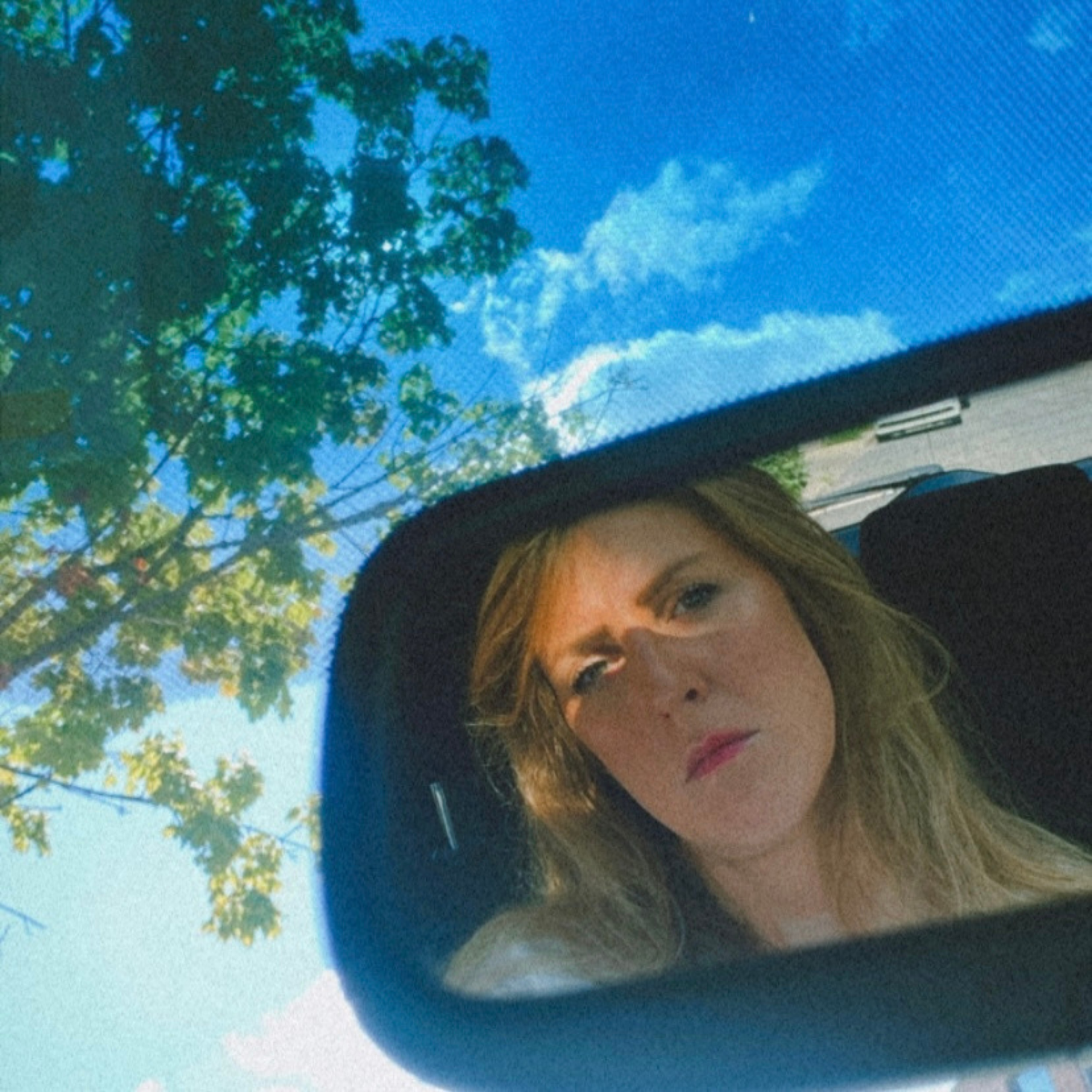 Itsmelijane turns summer memories into an emotional daydream on “Aura”