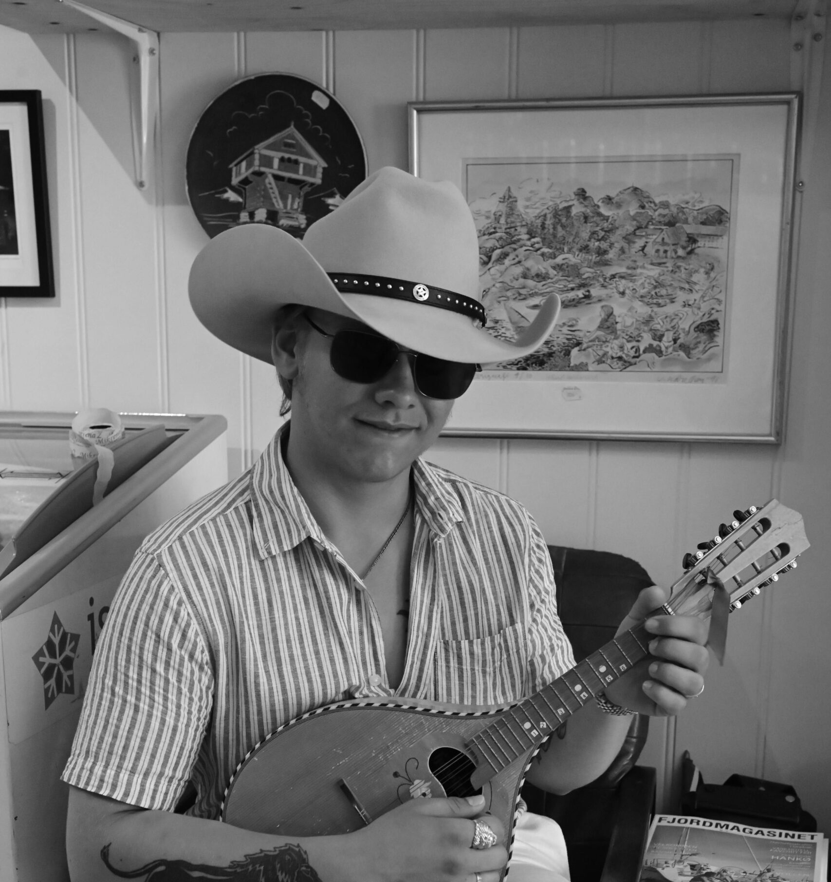 Martin Leon brings live country warmth to “Closer to the Sun”